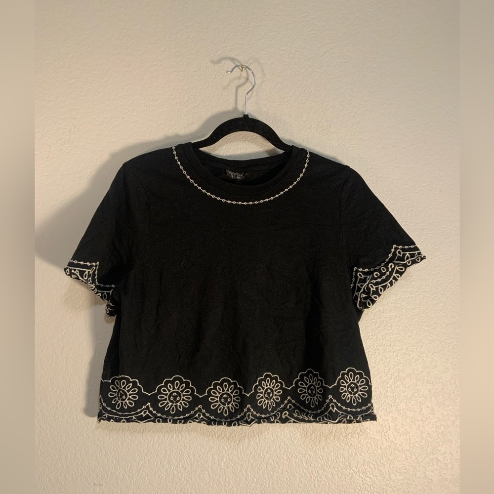 TOPSHOP White Floral Embroidered Dark Navy Crop Top with Short Sleeves 💙🦋